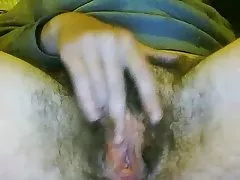 Ragazza figa pelosa masturba 2