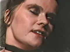 L'addetto alla reception fa cameriera