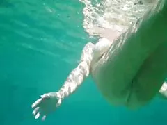 Ful nudo nudo milf sotto l'acqua con figa pelosa