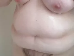 Splendide donne doccia prima di dormire, lavare la sua figa pelosa, tette, pancia