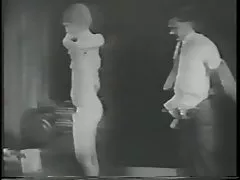 Pulcino cornea dita la sua figa in un bianco e nero porno