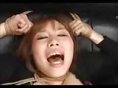 Giovani asiatiche cordata fatta a raggiungere l'orgasmo