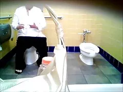 Donna anziana in bianco con i vetri