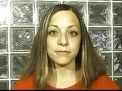 Brunetta si arrampica sul letto e allarga le gambe