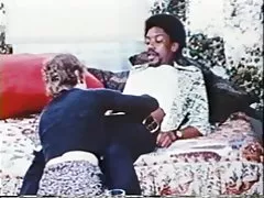 Cougar di capelli corti con pantera nera