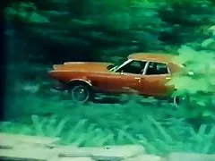 Pianista adolescente succhia un cazzo enorme e strofina la sua figa pelosa attraverso le sue mutandine