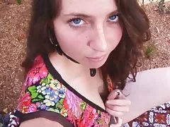 Evette brune pelosi è essere nudo in giardino