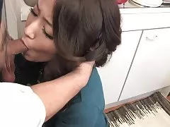 Bruna con un collare ottiene il suo clitoride presi in giro con i giocattoli