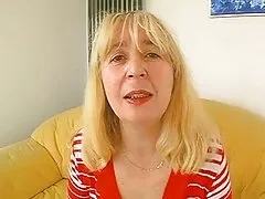 Paffuto peloso maturo scopa sul divano