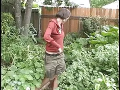 Giardinaggio finisce in una bella scopata per questa ragazza pelosa