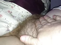 Stringendo il suo morbido tumulo paffuto peloso