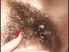 Pelosa bionda con cespuglio nero e grande culo cavalca duro!