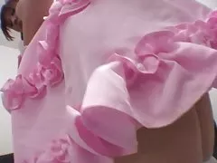 Cutie in orecchie orsacchiotto bianco ottiene figa coccolato sul divano