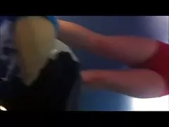 Timido adolescente con pieno cespuglio e grandi tette dopo il nuoto