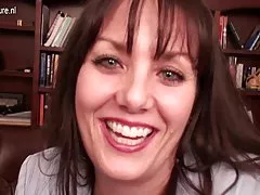 Amatoriale madre reale americana davanti al computer