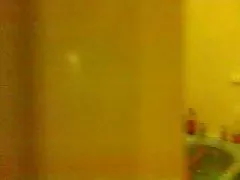 Moglie matura ignare in bagno