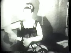 Brunet sexy in biancheria gioca con un dildo nella sua figa stretta