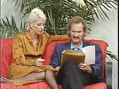 Signora di lavoro bionda capelli corti