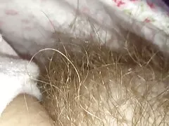 Tirare giù il suo pigiama rivelando il suo tumulo morbido figa pelosa