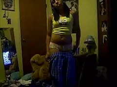 Hottie peloso con le parentesi graffe