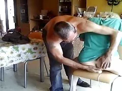 Mi pelosi si infila un dildo sarah con un uomo più anziano