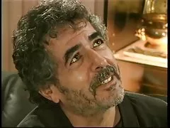 Ragazzi guardare puttana bruna succhiare e prendere grande gallo nero su un divano