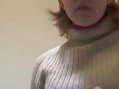 Teenager gioca con bottiglia in bagno