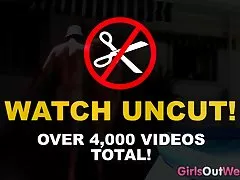 Ragazze fuori ovest - coppia amatoriale scopa in piscina