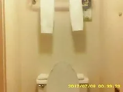 Moglie pelosa in bagno cam nascosta